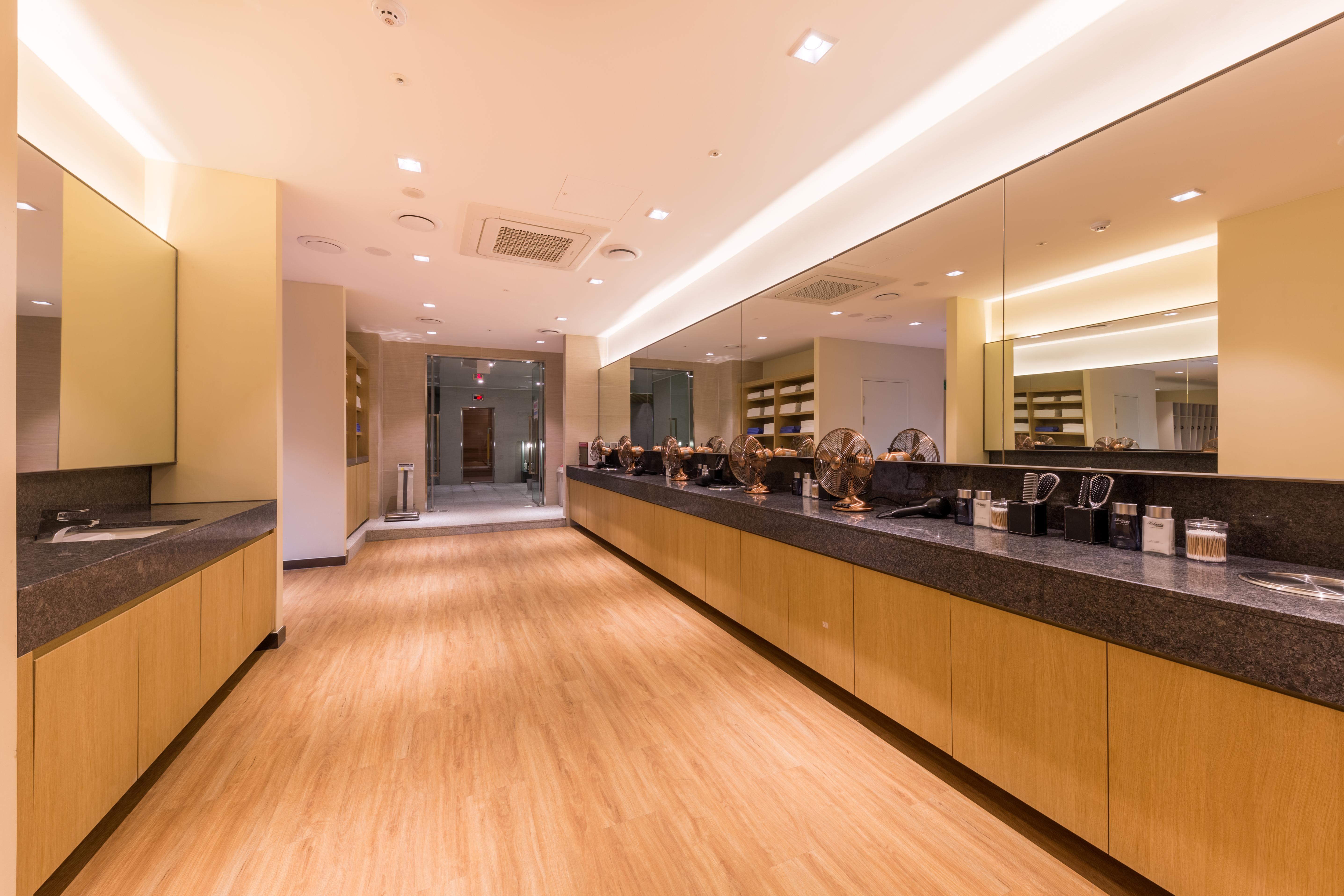 Howard Johnson By Wyndham Incheon Airport Exterior photo