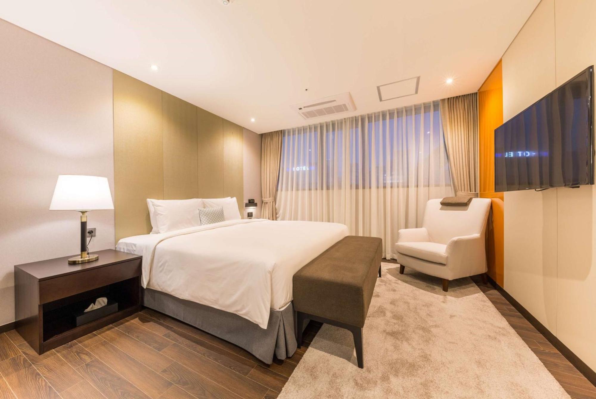 Howard Johnson By Wyndham Incheon Airport Exterior photo