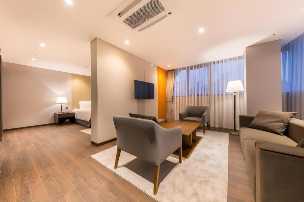 Howard Johnson By Wyndham Incheon Airport Exterior photo