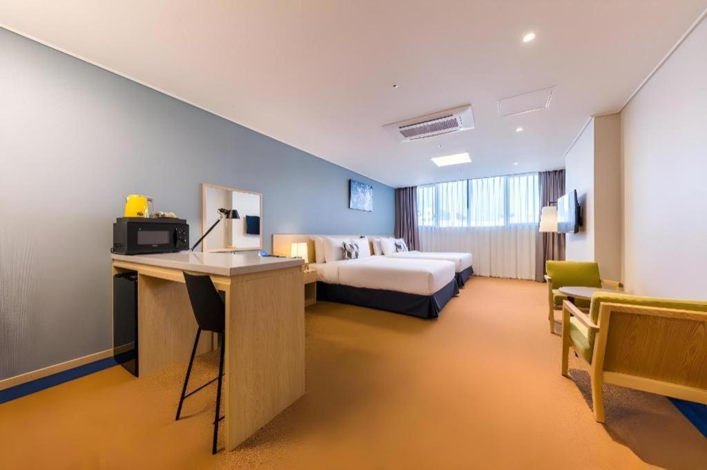 Howard Johnson By Wyndham Incheon Airport Exterior photo