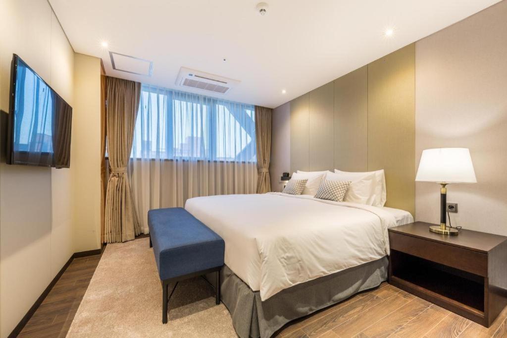Howard Johnson By Wyndham Incheon Airport Exterior photo