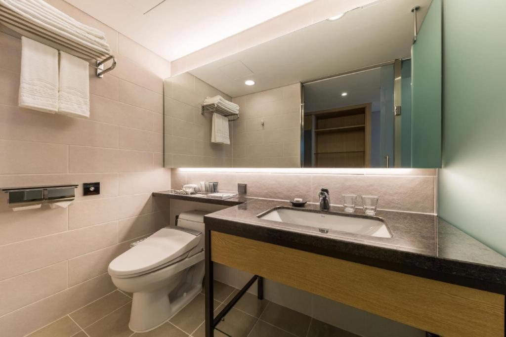 Howard Johnson By Wyndham Incheon Airport Exterior photo